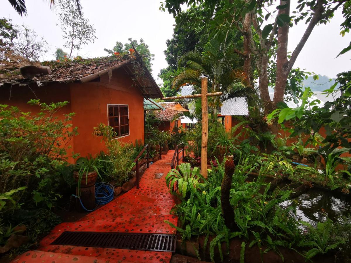 บ้านดินโฮมสเตย์ ปางอุ๋ง Ban Huai Makhuea Som エクステリア 写真