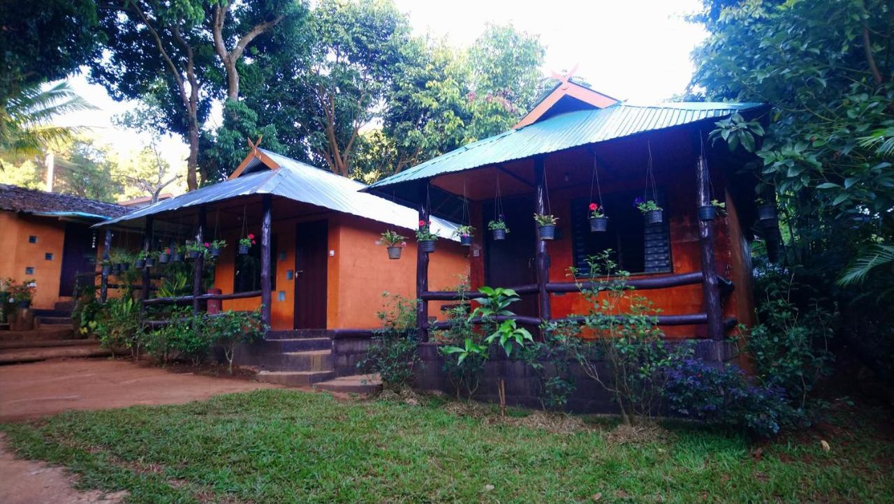บ้านดินโฮมสเตย์ ปางอุ๋ง Ban Huai Makhuea Som エクステリア 写真